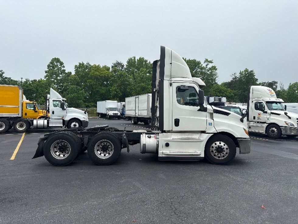 Day Cab Tractor-Heavy Duty Tractors-Freightliner-2019-T12664ST-Jessup-MD-583,435\n\t\tmiles-$ 33,250 - Image 8
