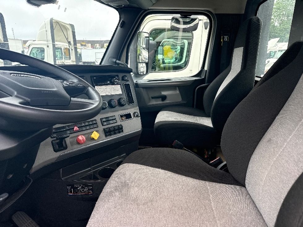 Day Cab Tractor-Heavy Duty Tractors-Freightliner-2019-T12664ST-Jessup-MD-583,435\n\t\tmiles-$ 33,250 - Image 9