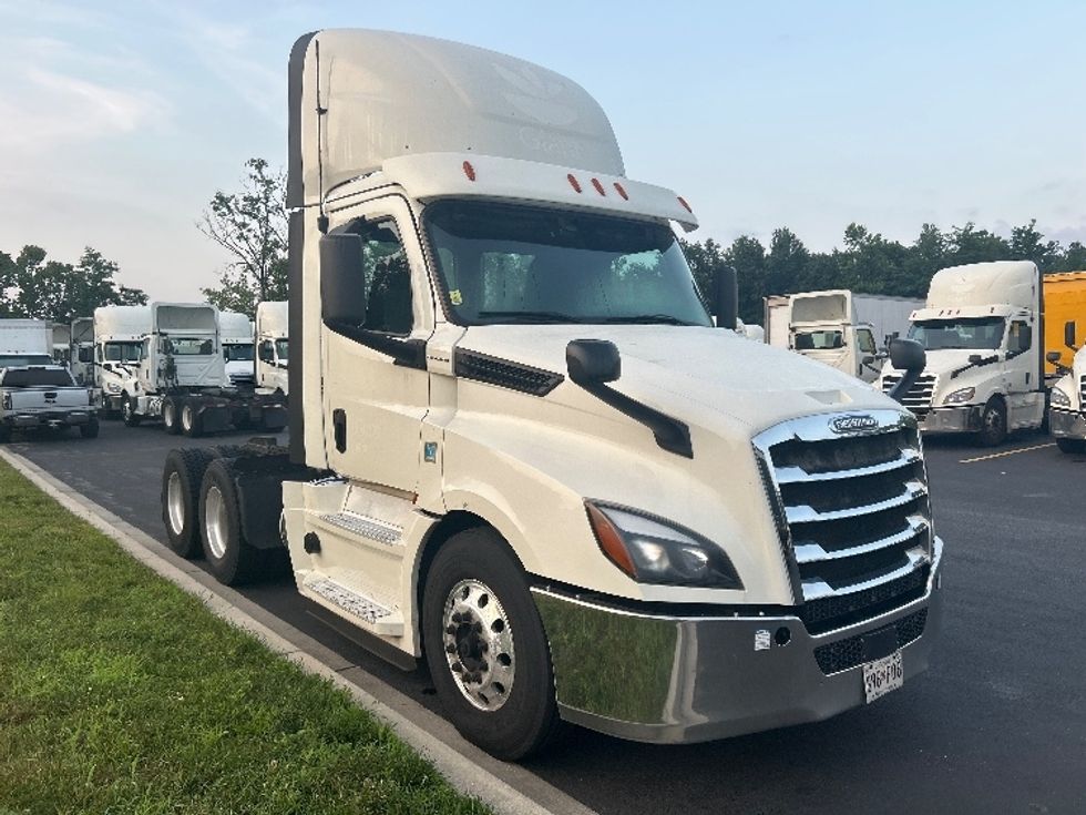 Day Cab Tractor-Heavy Duty Tractors-Freightliner-2019-T12664ST-Jessup-MD-584,929\n\t\tmiles-$ 33,000 - Image 1