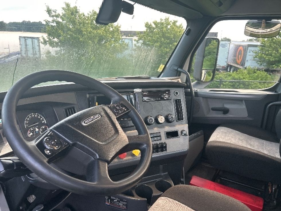 Day Cab Tractor-Heavy Duty Tractors-Freightliner-2019-T12664ST-Jessup-MD-584,929\n\t\tmiles-$ 33,000 - Image 10
