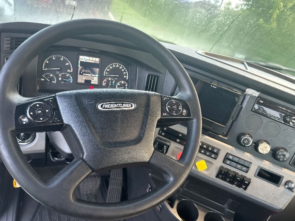 Day Cab Tractor-Heavy Duty Tractors-Freightliner-2019-T12664ST-Jessup-MD-584,929\n\t\tmiles-$ 33,000 - Image 11