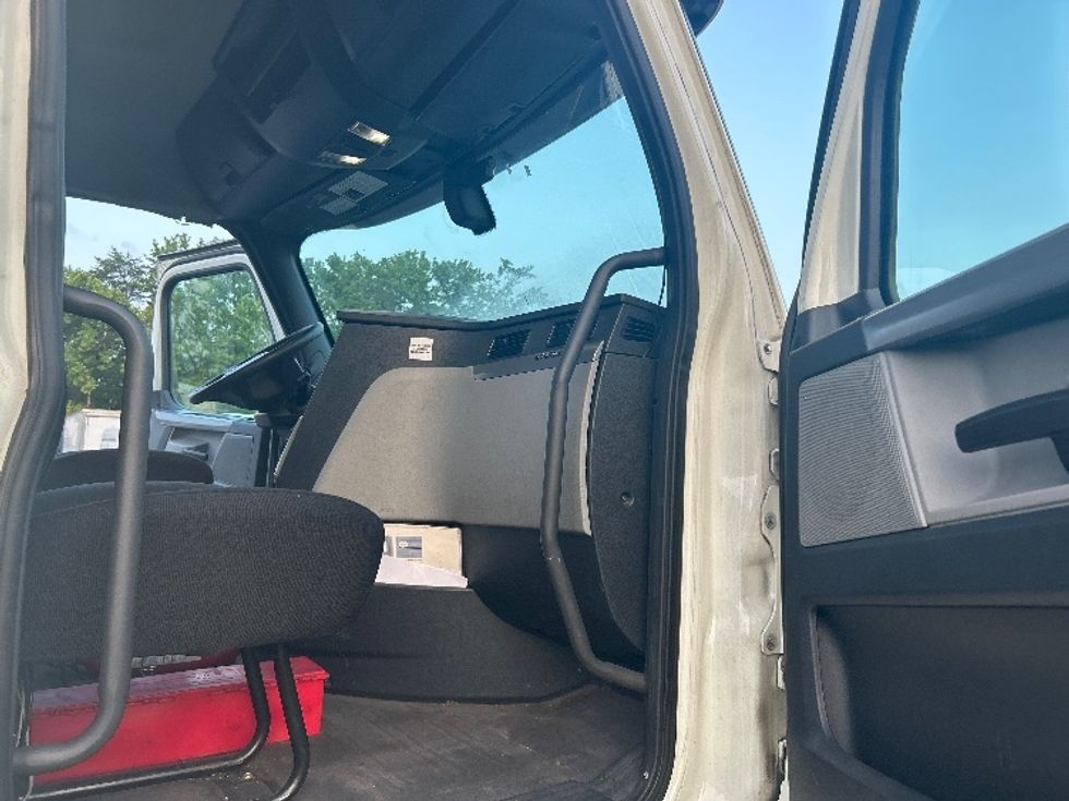 Day Cab Tractor-Heavy Duty Tractors-Freightliner-2019-T12664ST-Jessup-MD-584,929\n\t\tmiles-$ 33,000 - Image 12