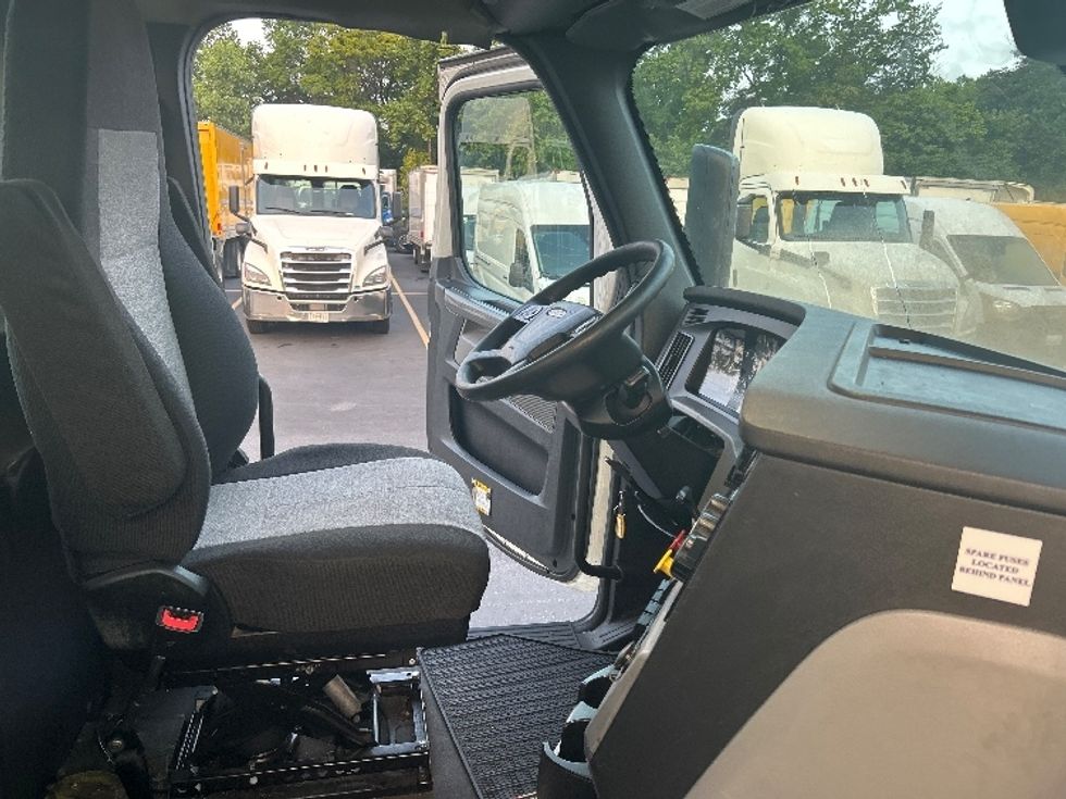 Day Cab Tractor-Heavy Duty Tractors-Freightliner-2019-T12664ST-Jessup-MD-584,929\n\t\tmiles-$ 33,000 - Image 14
