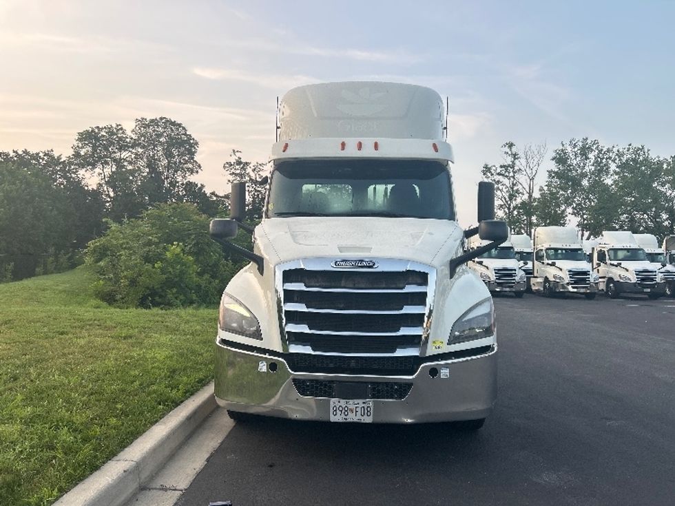 Day Cab Tractor-Heavy Duty Tractors-Freightliner-2019-T12664ST-Jessup-MD-584,929\n\t\tmiles-$ 33,000 - Image 2