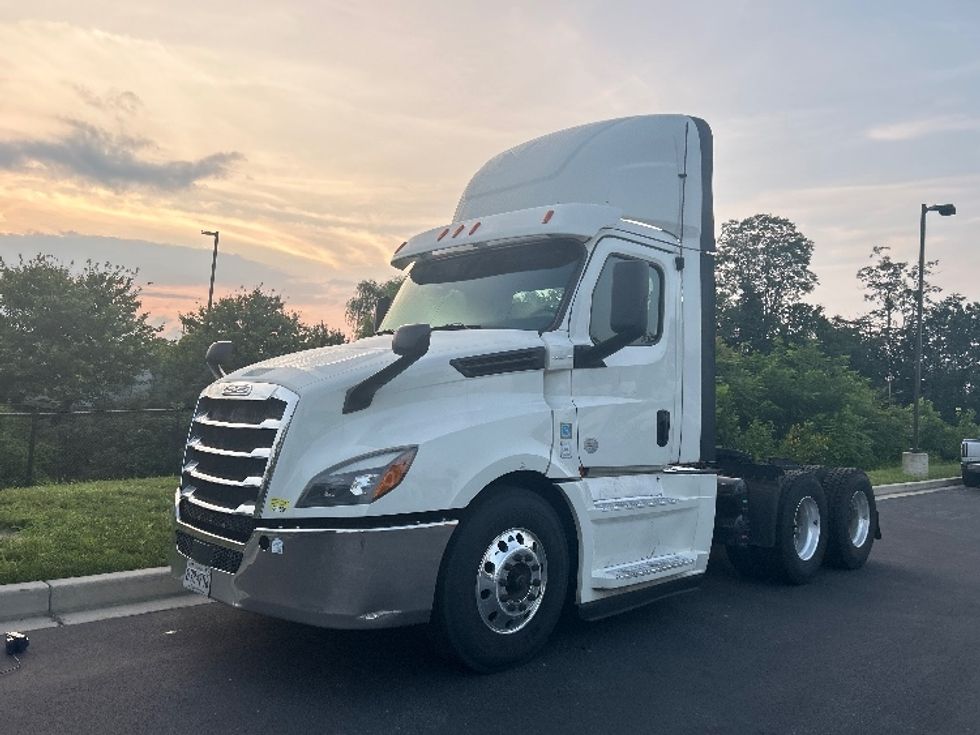 Day Cab Tractor-Heavy Duty Tractors-Freightliner-2019-T12664ST-Jessup-MD-584,929\n\t\tmiles-$ 33,000 - Image 3