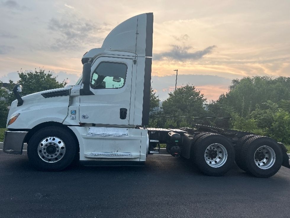 Day Cab Tractor-Heavy Duty Tractors-Freightliner-2019-T12664ST-Jessup-MD-584,929\n\t\tmiles-$ 33,000 - Image 4