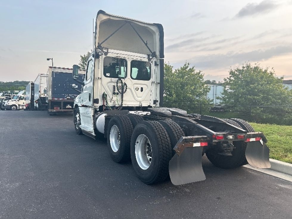 Day Cab Tractor-Heavy Duty Tractors-Freightliner-2019-T12664ST-Jessup-MD-584,929\n\t\tmiles-$ 33,000 - Image 5