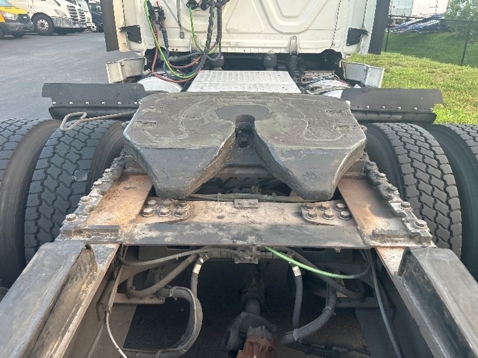 Day Cab Tractor-Heavy Duty Tractors-Freightliner-2019-T12664ST-Jessup-MD-584,929\n\t\tmiles-$ 33,000 - Image 6