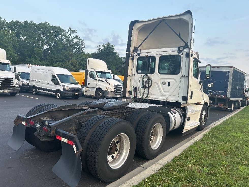 Day Cab Tractor-Heavy Duty Tractors-Freightliner-2019-T12664ST-Jessup-MD-584,929\n\t\tmiles-$ 33,000 - Image 7