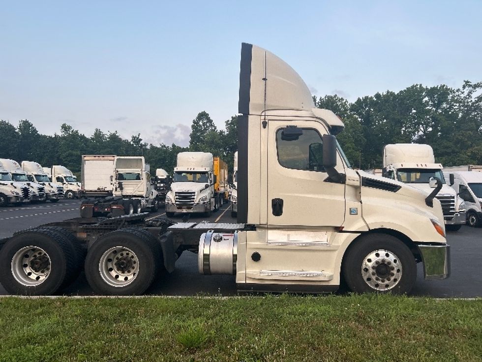 Day Cab Tractor-Heavy Duty Tractors-Freightliner-2019-T12664ST-Jessup-MD-584,929\n\t\tmiles-$ 33,000 - Image 8