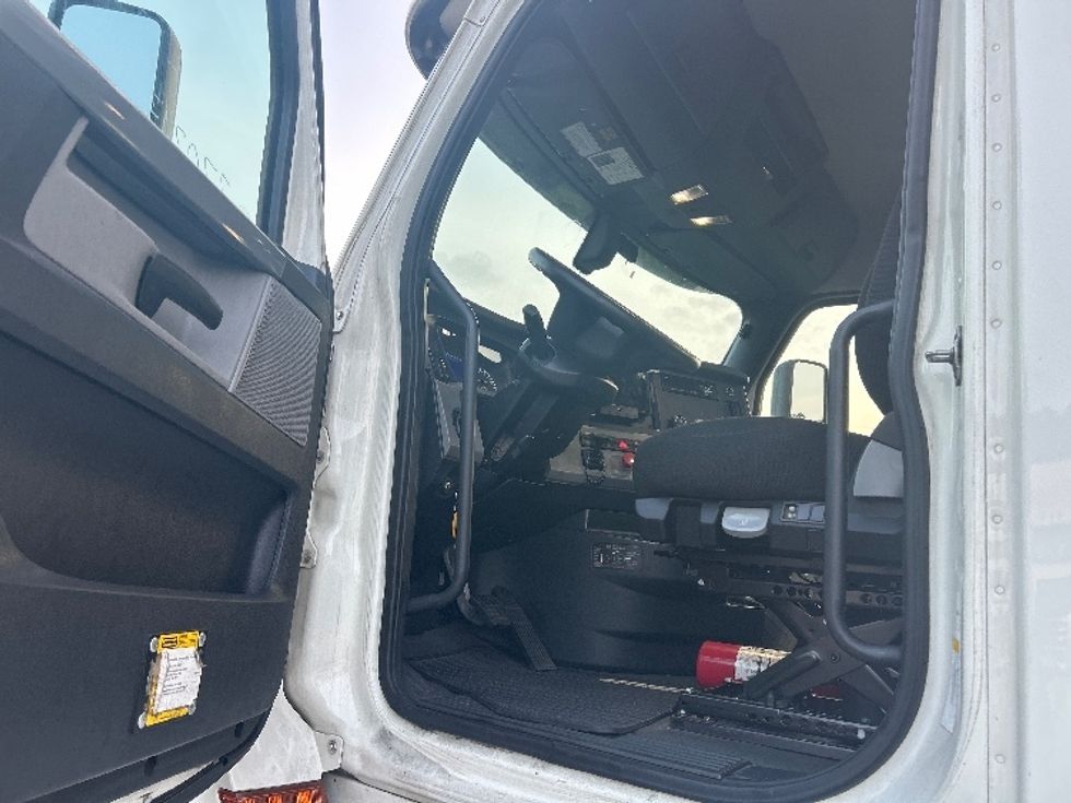 Day Cab Tractor-Heavy Duty Tractors-Freightliner-2019-T12664ST-Jessup-MD-584,929\n\t\tmiles-$ 33,000 - Image 9
