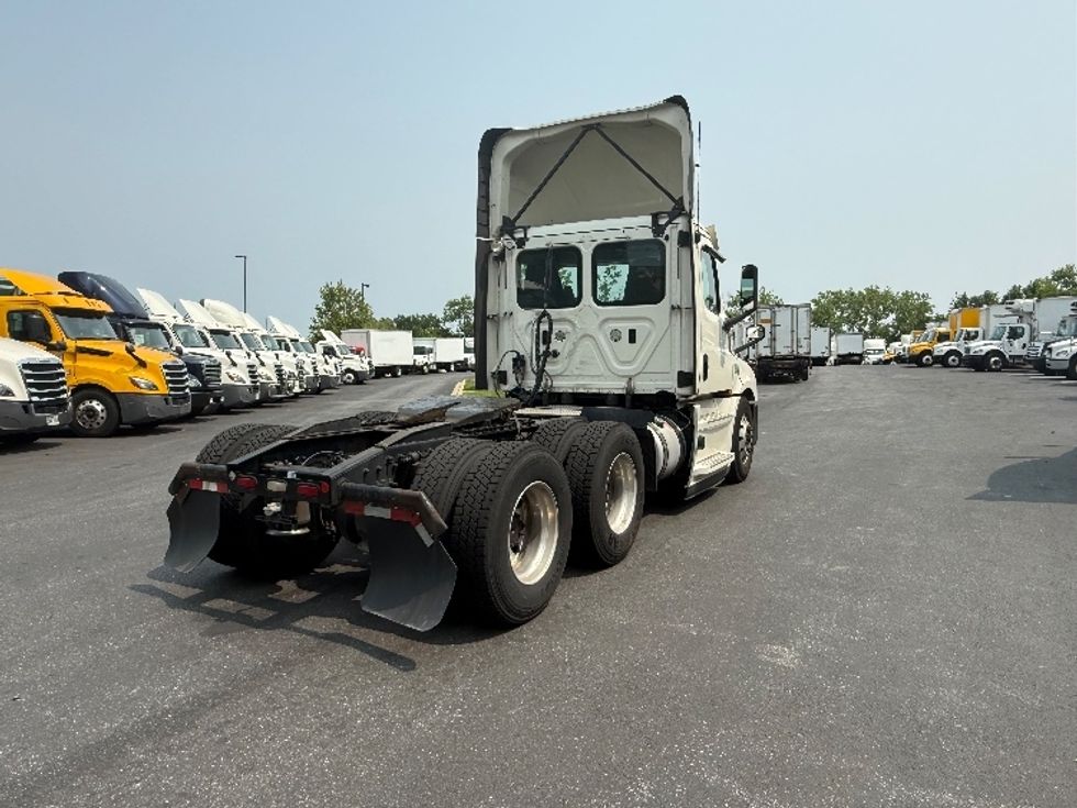 Day Cab Tractor-Heavy Duty Tractors-Freightliner-2019-T12664ST-Jessup-MD-585,577\n\t\tmiles-$ 33,000 - Image 7