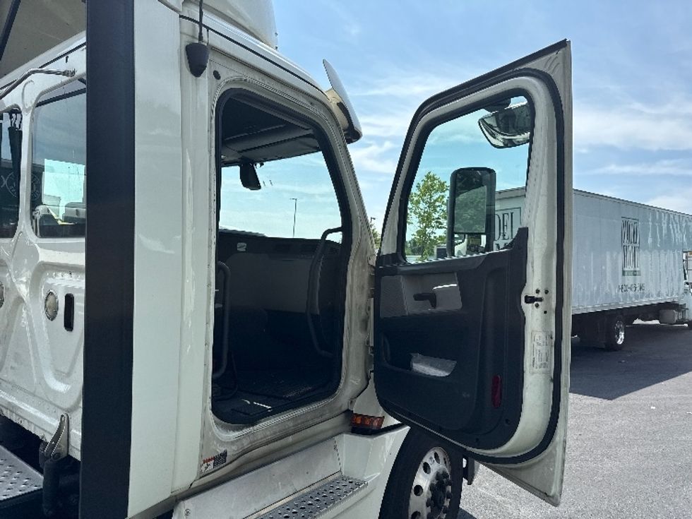 Day Cab Tractor-Heavy Duty Tractors-Freightliner-2019-T12664ST-Jessup-MD-588,743\n\t\tmiles-$ 33,250 - Image 12