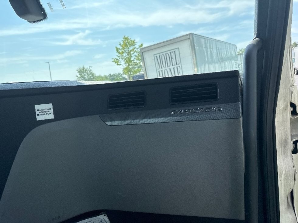 Day Cab Tractor-Heavy Duty Tractors-Freightliner-2019-T12664ST-Jessup-MD-588,743\n\t\tmiles-$ 33,250 - Image 13