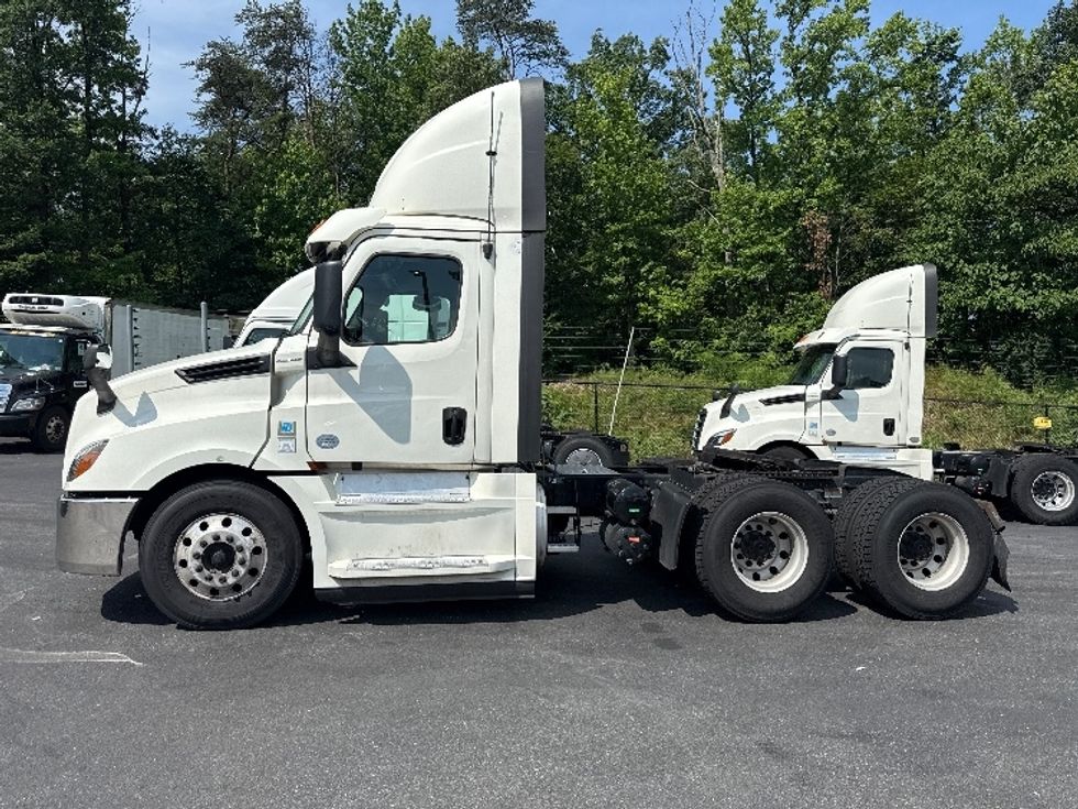 Day Cab Tractor-Heavy Duty Tractors-Freightliner-2019-T12664ST-Jessup-MD-588,743\n\t\tmiles-$ 33,250 - Image 4
