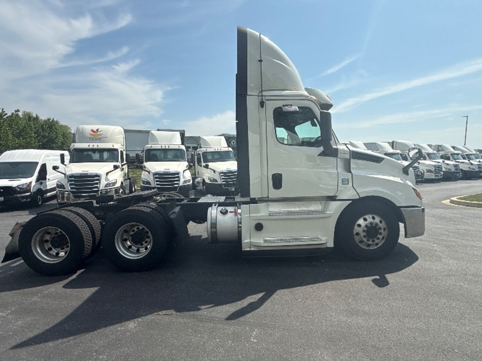 Day Cab Tractor-Heavy Duty Tractors-Freightliner-2019-T12664ST-Jessup-MD-588,743\n\t\tmiles-$ 33,250 - Image 8