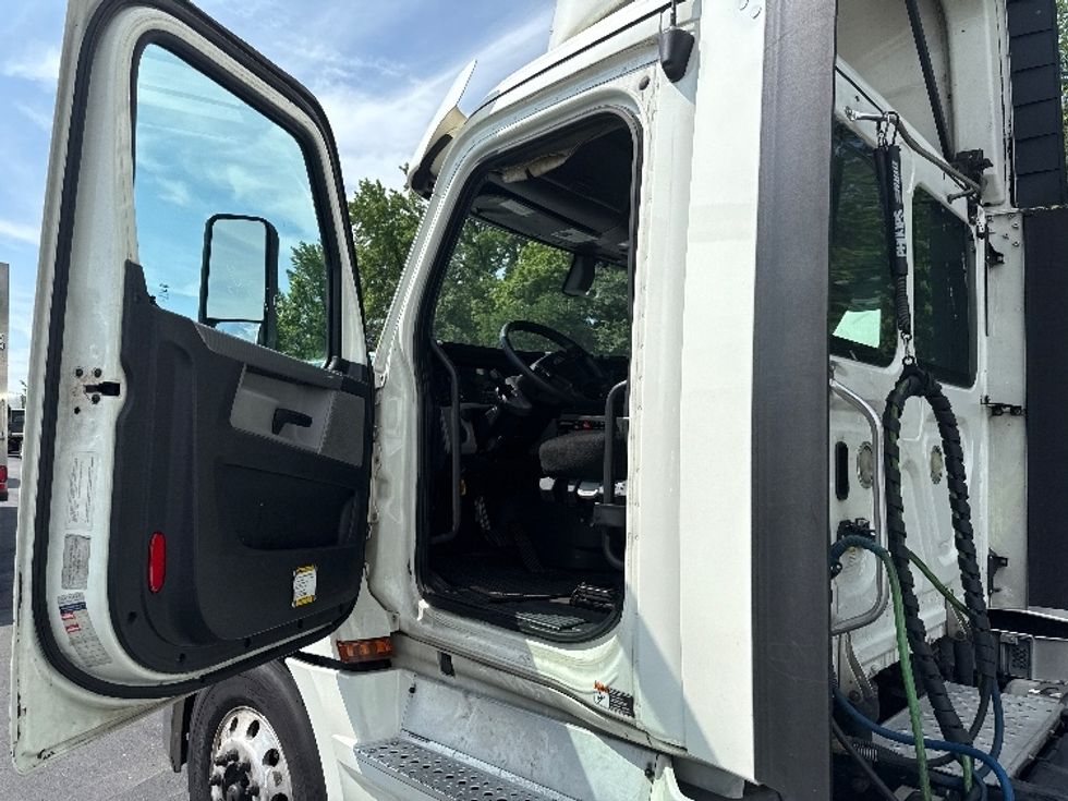 Day Cab Tractor-Heavy Duty Tractors-Freightliner-2019-T12664ST-Jessup-MD-588,743\n\t\tmiles-$ 33,250 - Image 9