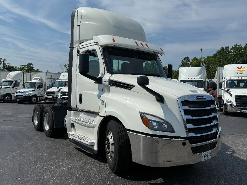 2020 Freightliner Cascadia 125" Sleeper Cab photo 19