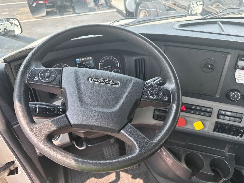 Day Cab Tractor-Heavy Duty Tractors-Freightliner-2019-T12664ST-Jessup-MD-590,892\n\t\tmiles-$ 32,500 - Image 11