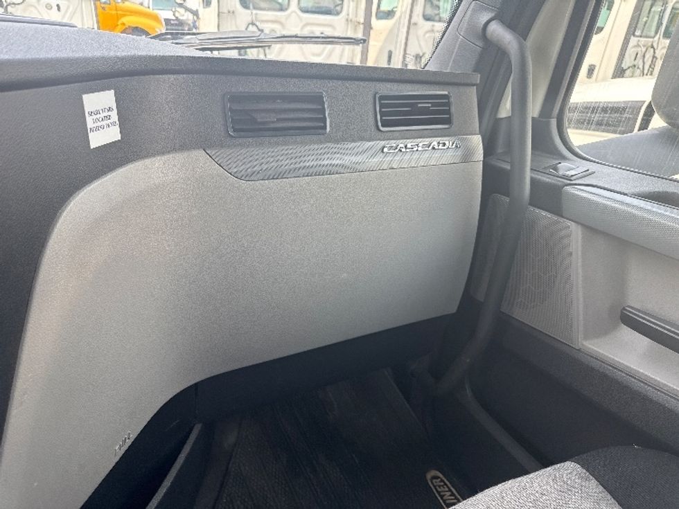 Day Cab Tractor-Heavy Duty Tractors-Freightliner-2019-T12664ST-Jessup-MD-590,892\n\t\tmiles-$ 32,500 - Image 13