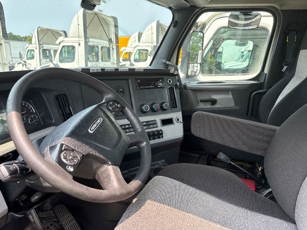 Day Cab Tractor-Heavy Duty Tractors-Freightliner-2019-T12664ST-Jessup-MD-592,859\n\t\tmiles-$ 32,500 - Image 10