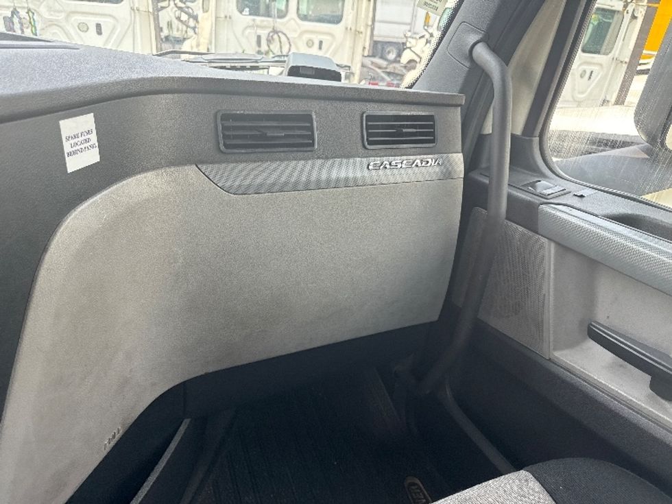 Day Cab Tractor-Heavy Duty Tractors-Freightliner-2019-T12664ST-Jessup-MD-592,859\n\t\tmiles-$ 32,500 - Image 13