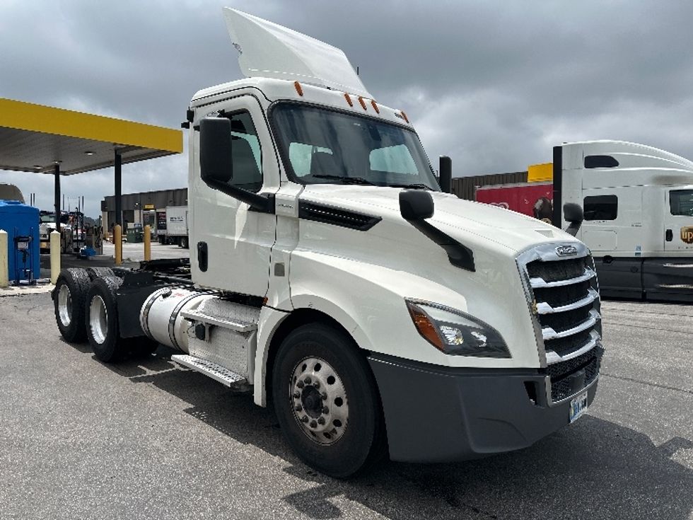 Day Cab Tractor-Heavy Duty Tractors-Freightliner-2019-T12664ST-Jessup-MD-597,816\n\t\tmiles-$ 32,000 - Image 1