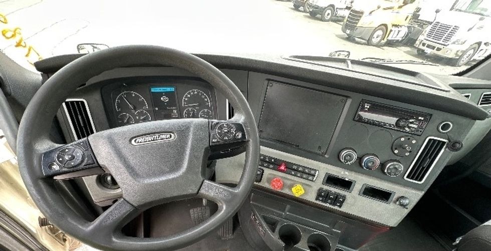 Day Cab Tractor-Heavy Duty Tractors-Freightliner-2019-T12664ST-Jessup-MD-597,816\n\t\tmiles-$ 32,000 - Image 10