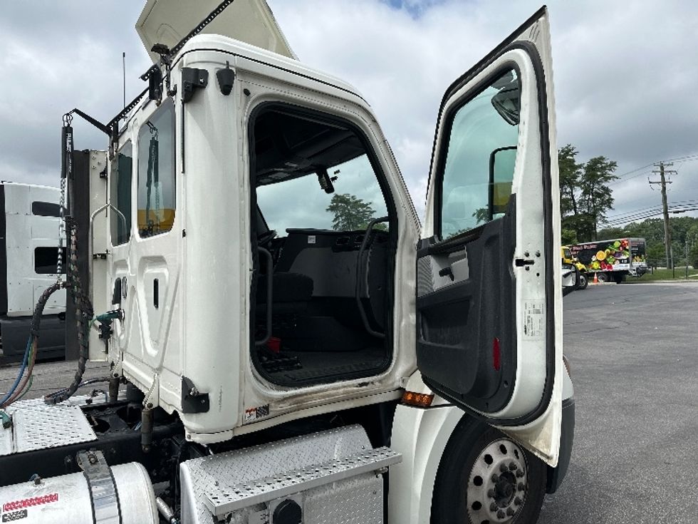 Day Cab Tractor-Heavy Duty Tractors-Freightliner-2019-T12664ST-Jessup-MD-597,816\n\t\tmiles-$ 32,000 - Image 11