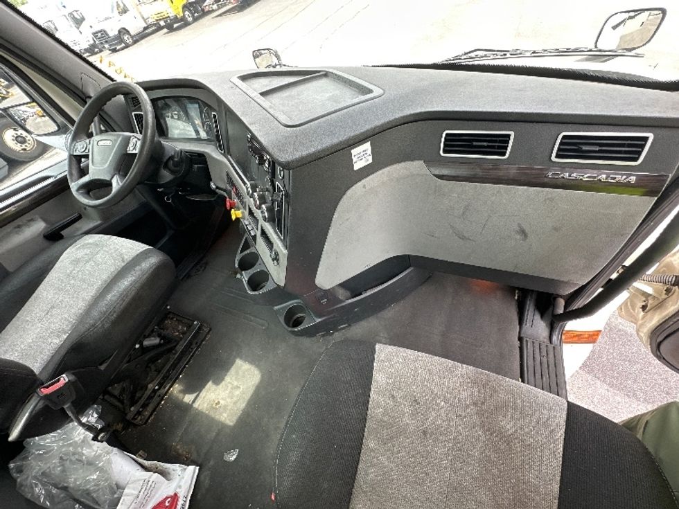 Day Cab Tractor-Heavy Duty Tractors-Freightliner-2019-T12664ST-Jessup-MD-597,816\n\t\tmiles-$ 32,000 - Image 12