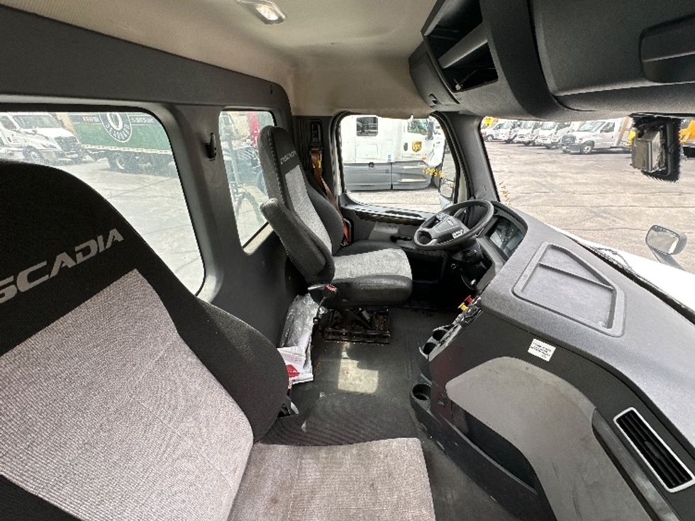 Day Cab Tractor-Heavy Duty Tractors-Freightliner-2019-T12664ST-Jessup-MD-597,816\n\t\tmiles-$ 32,000 - Image 13