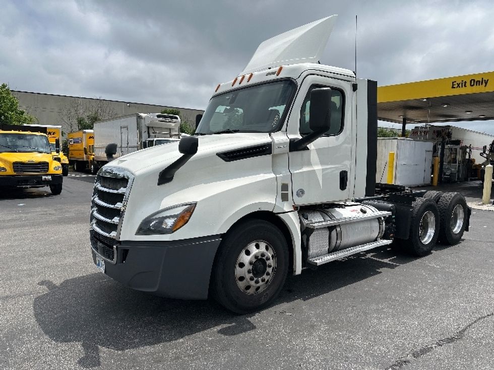Day Cab Tractor-Heavy Duty Tractors-Freightliner-2019-T12664ST-Jessup-MD-597,816\n\t\tmiles-$ 32,000 - Image 3