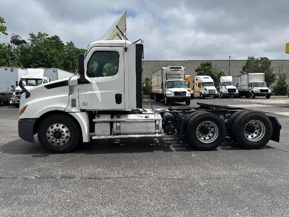 Day Cab Tractor-Heavy Duty Tractors-Freightliner-2019-T12664ST-Jessup-MD-597,816\n\t\tmiles-$ 32,000 - Image 4