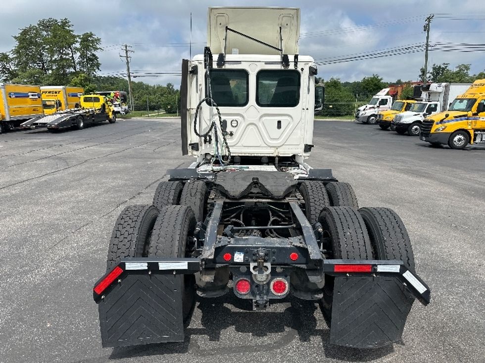 Day Cab Tractor-Heavy Duty Tractors-Freightliner-2019-T12664ST-Jessup-MD-597,816\n\t\tmiles-$ 32,000 - Image 6