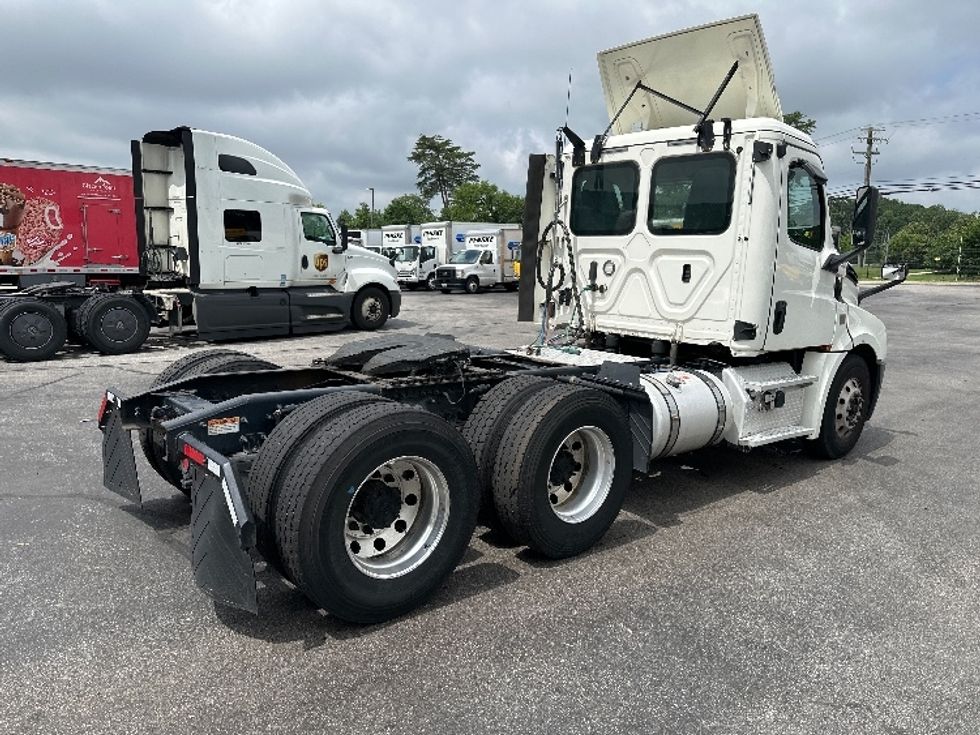 Day Cab Tractor-Heavy Duty Tractors-Freightliner-2019-T12664ST-Jessup-MD-597,816\n\t\tmiles-$ 32,000 - Image 7