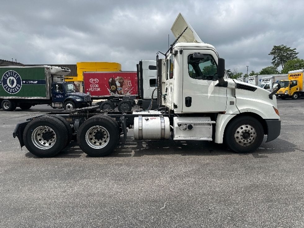 Day Cab Tractor-Heavy Duty Tractors-Freightliner-2019-T12664ST-Jessup-MD-597,816\n\t\tmiles-$ 32,000 - Image 8