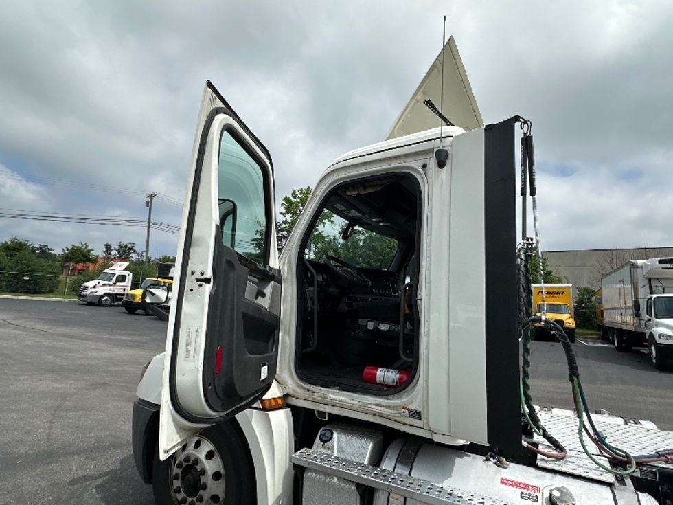 Day Cab Tractor-Heavy Duty Tractors-Freightliner-2019-T12664ST-Jessup-MD-597,816\n\t\tmiles-$ 32,000 - Image 9