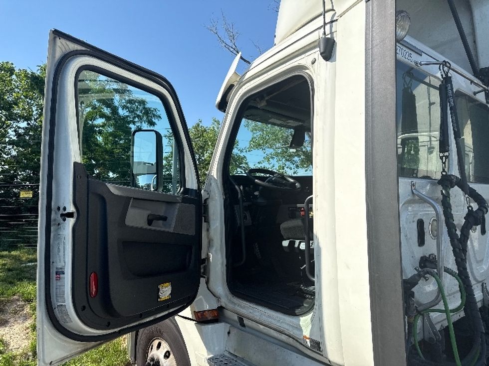 Day Cab Tractor-Heavy Duty Tractors-Freightliner-2019-T12664ST-Jessup-MD-604,682\n\t\tmiles-$ 31,500 - Image 9