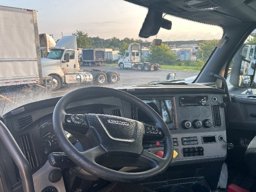 Day Cab Tractor-Heavy Duty Tractors-Freightliner-2019-T12664ST-Jessup-MD-616,144\n\t\tmiles-$ 30,500 - Image 10