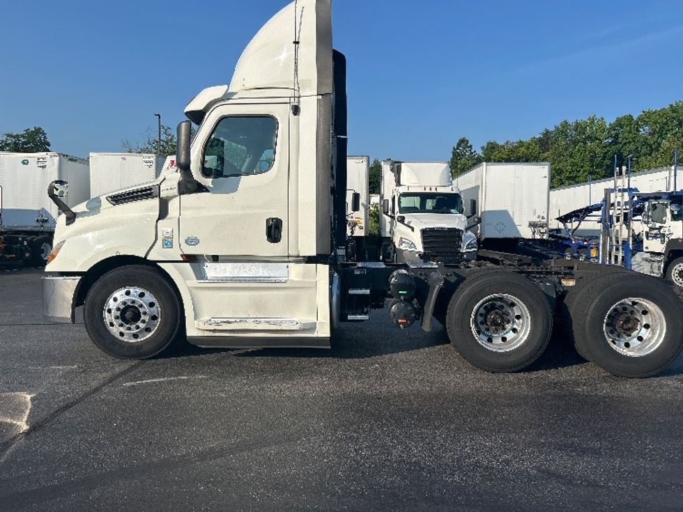 Day Cab Tractor-Heavy Duty Tractors-Freightliner-2019-T12664ST-Jessup-MD-616,144\n\t\tmiles-$ 30,500 - Image 4