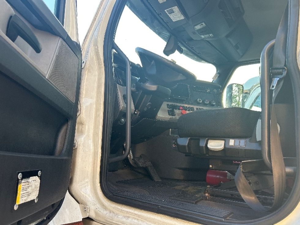 Day Cab Tractor-Heavy Duty Tractors-Freightliner-2019-T12664ST-Jessup-MD-616,144\n\t\tmiles-$ 30,500 - Image 9