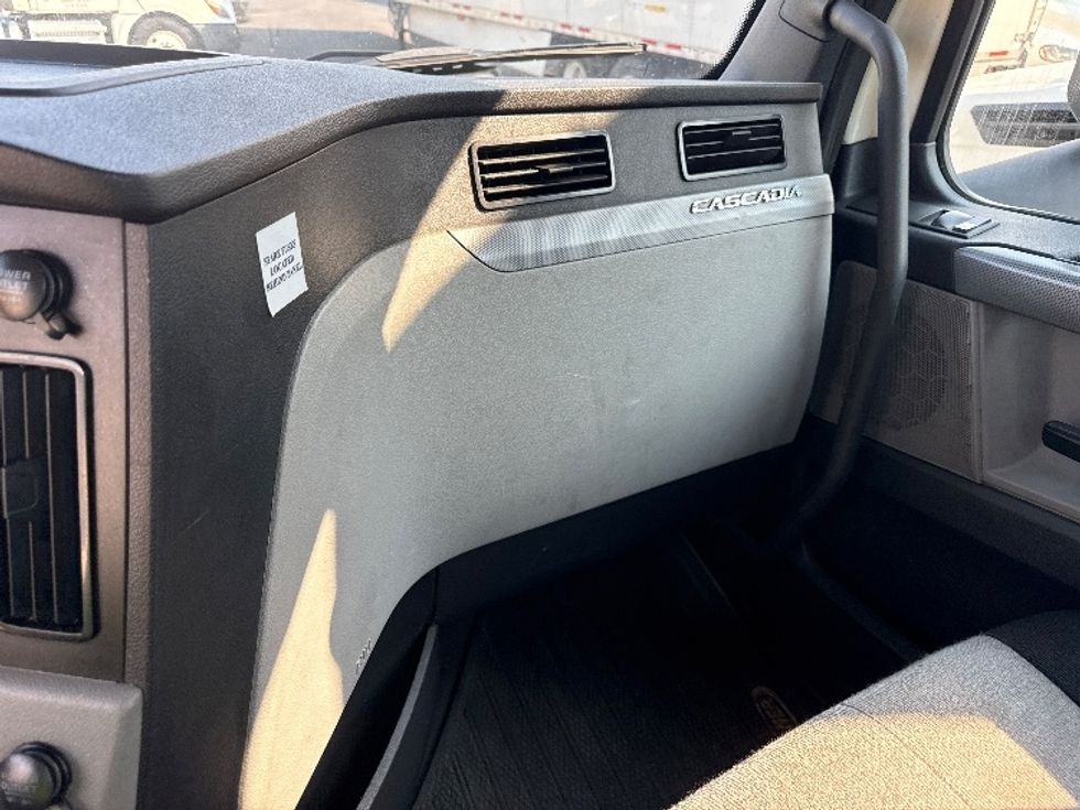 Day Cab Tractor-Heavy Duty Tractors-Freightliner-2019-T12664ST-Jessup-MD-617,625\n\t\tmiles-$ 30,500 - Image 13