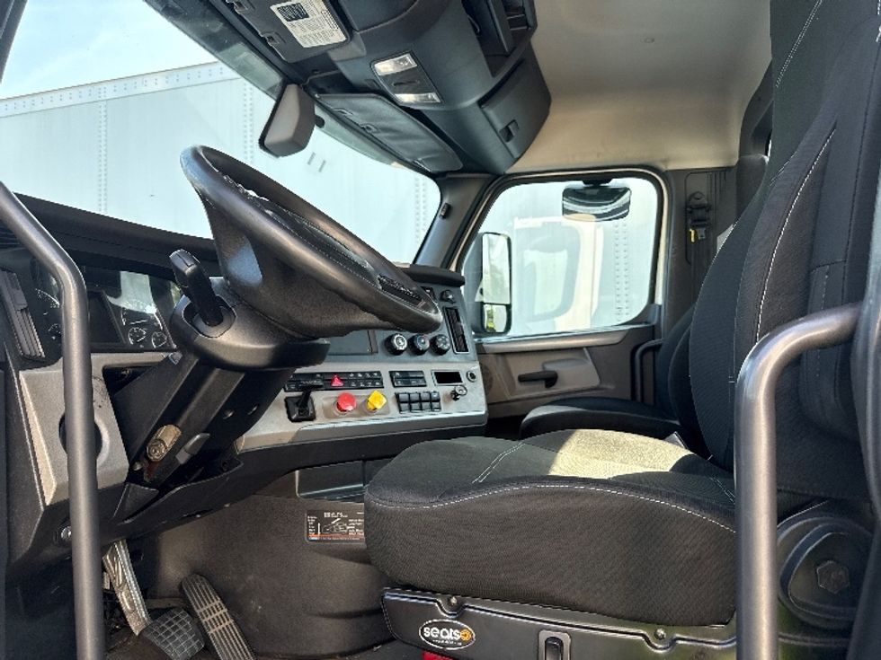 Day Cab Tractor-Heavy Duty Tractors-Freightliner-2019-T12664ST-Jessup-MD-650,671\n\t\tmiles-$ 27,750 - Image 10