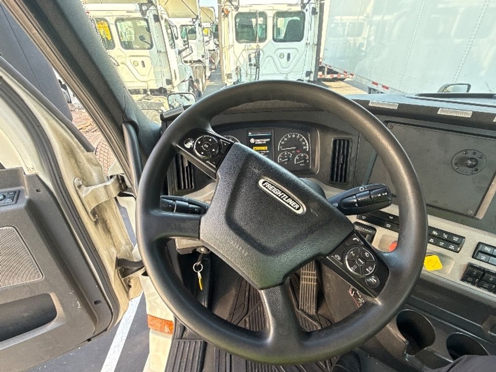 Day Cab Tractor-Heavy Duty Tractors-Freightliner-2019-T12664ST-Jessup-MD-650,671\n\t\tmiles-$ 27,750 - Image 11