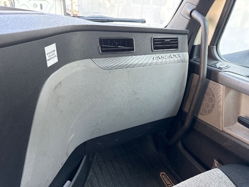 Day Cab Tractor-Heavy Duty Tractors-Freightliner-2019-T12664ST-Jessup-MD-650,671\n\t\tmiles-$ 27,750 - Image 13