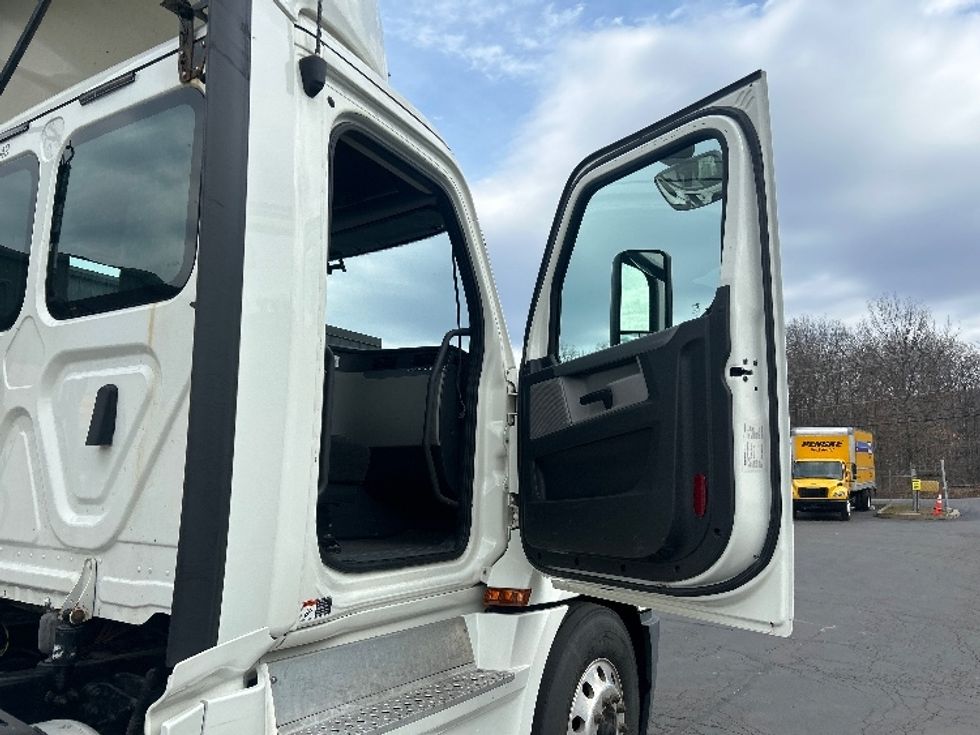 Day Cab Tractor-Heavy Duty Tractors-Freightliner-2019-T12664ST-Jessup-PA-256,175\n\t\tmiles-$ 48,500 - Image 12
