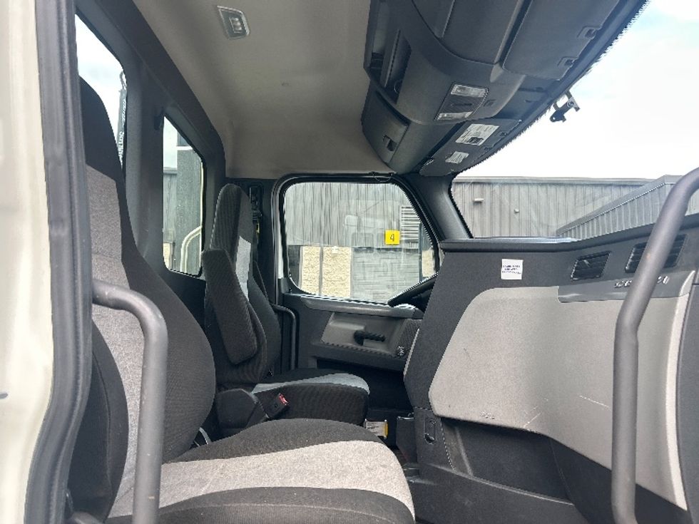 Day Cab Tractor-Heavy Duty Tractors-Freightliner-2019-T12664ST-Jessup-PA-256,175\n\t\tmiles-$ 48,500 - Image 14