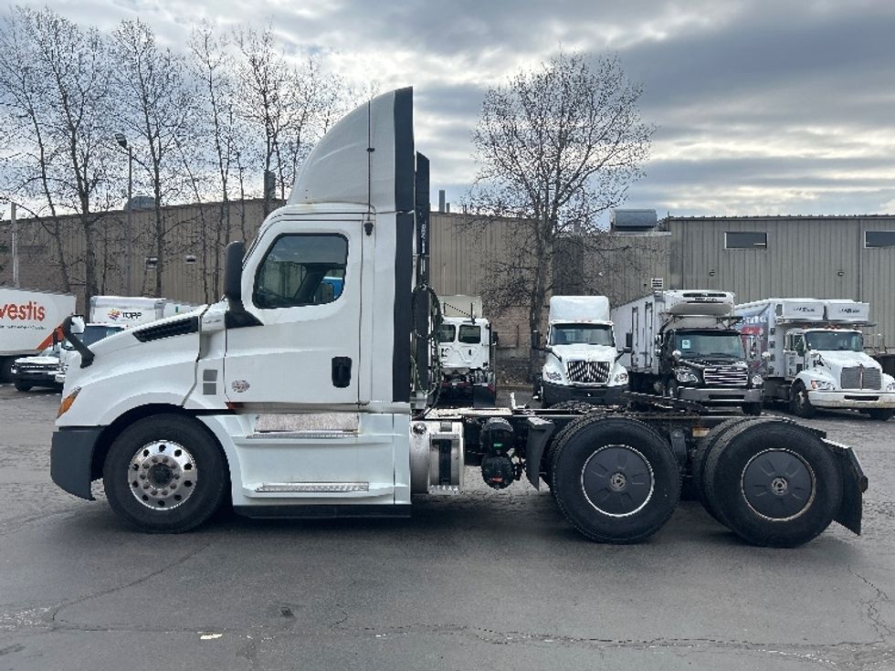 Day Cab Tractor-Heavy Duty Tractors-Freightliner-2019-T12664ST-Jessup-PA-256,175\n\t\tmiles-$ 48,500 - Image 4