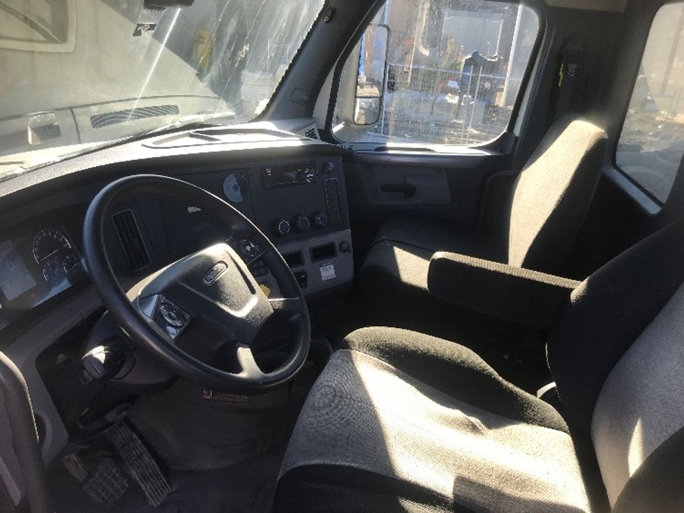 Day Cab Tractor-Heavy Duty Tractors-Freightliner-2019-T12664ST-Jessup-PA-339,864\n\t\tmiles-$ 53,500 - Image 10