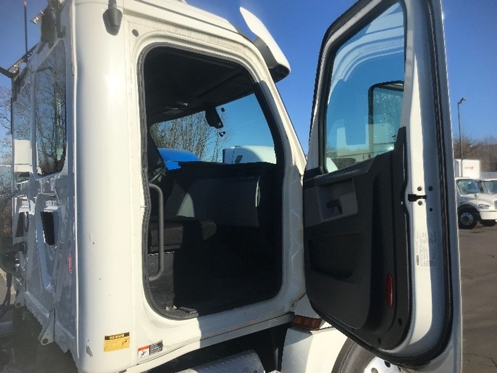 Day Cab Tractor-Heavy Duty Tractors-Freightliner-2019-T12664ST-Jessup-PA-339,864\n\t\tmiles-$ 53,500 - Image 12